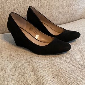 GUC - Mossimo black suede wedge heels Sz 8.5